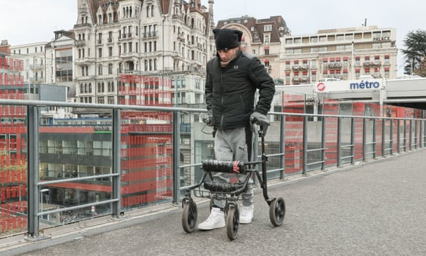 Paralysed man with severed spine walks thanks to implant